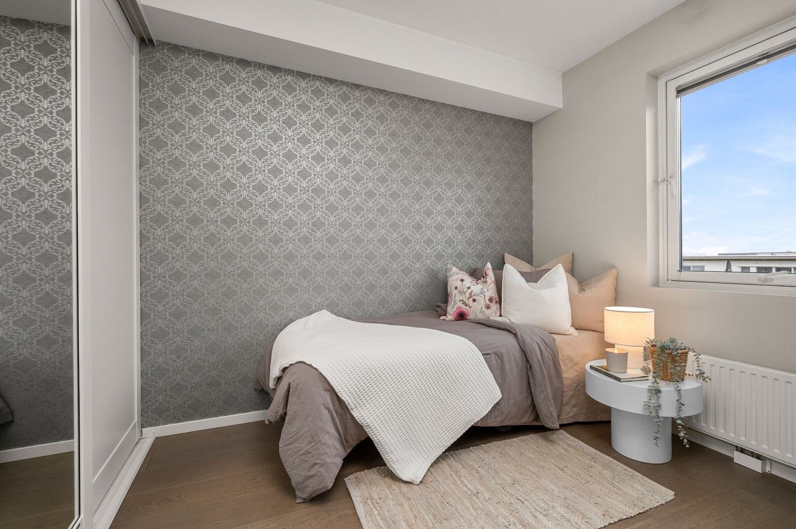 Soverom nr. 2 på 8 kvm. Perfekt som gjesterom, barnerom eller kontor. Galleribilde