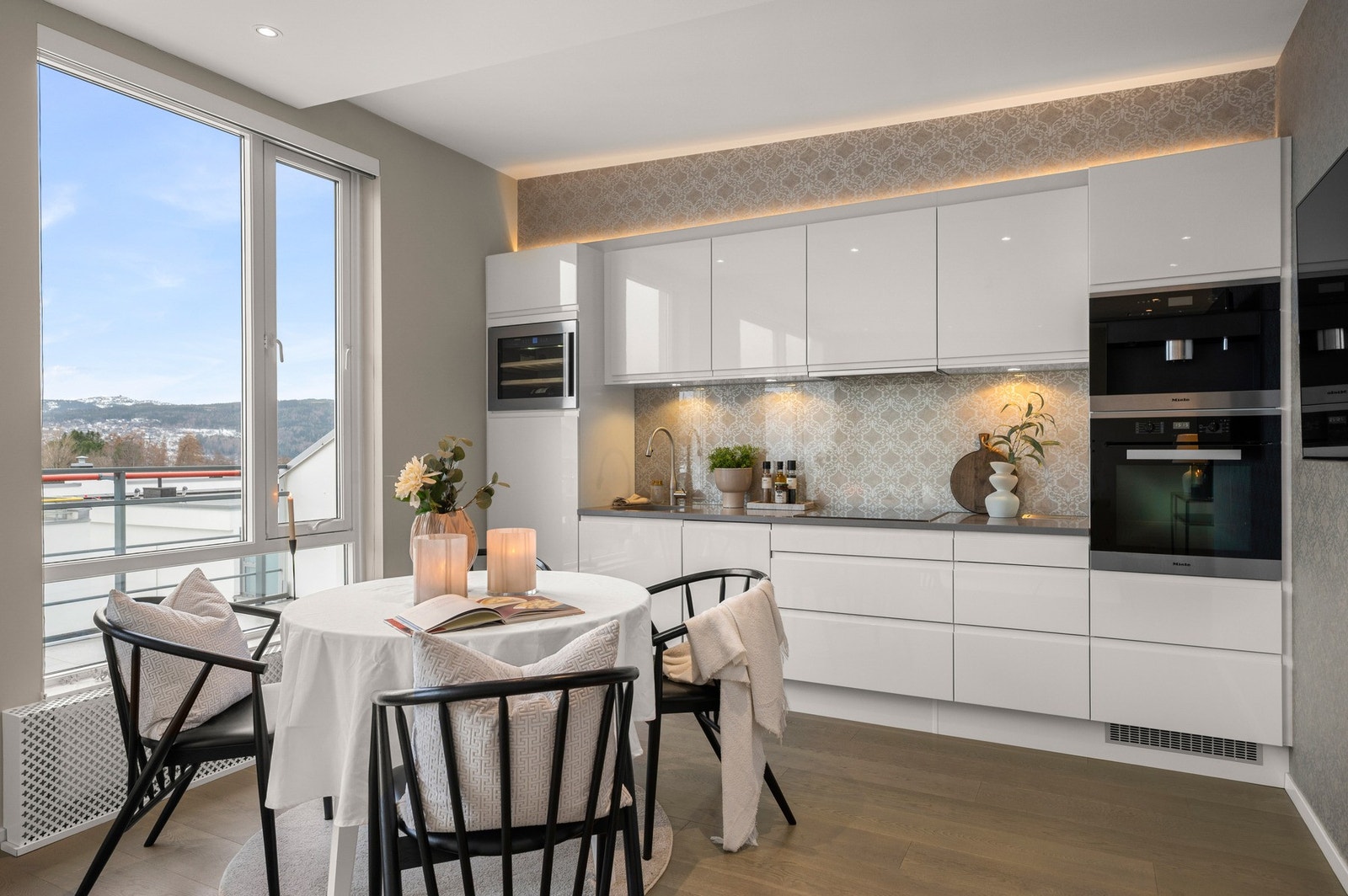 Moderne kjøkken med integrerte hvitevarer og rene linjer. Galleribilde