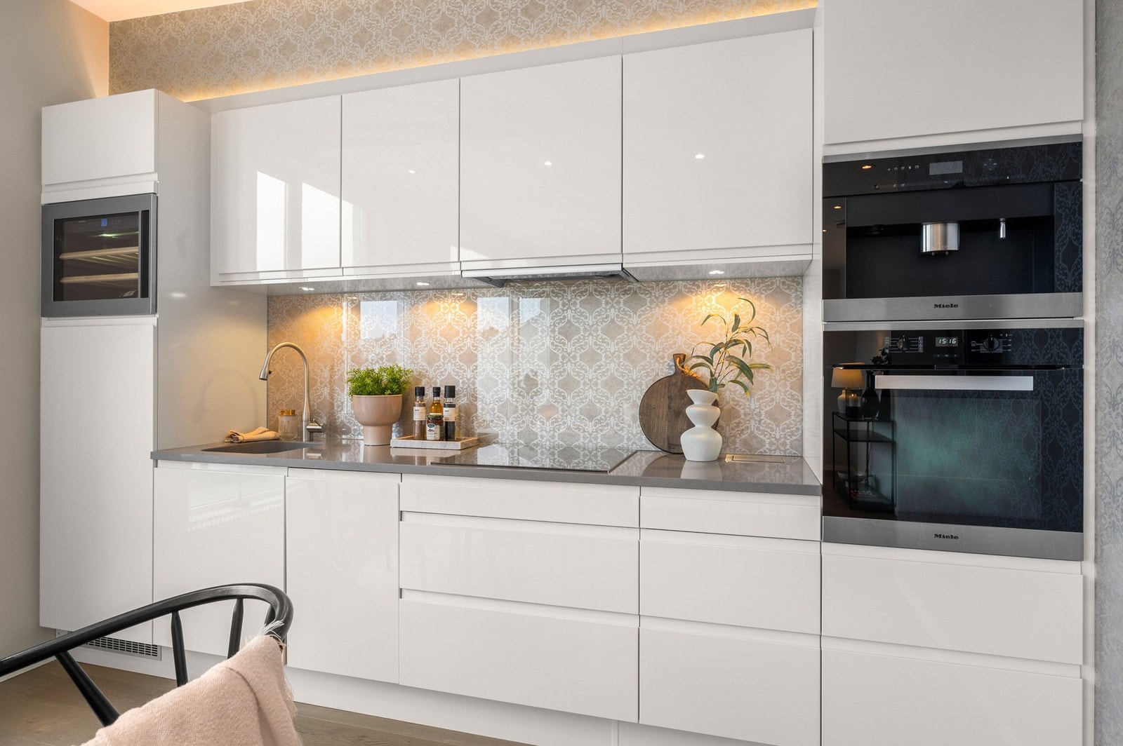 God skap- og benkeplass. Kjøkkenet har fått tilstandsgrad 1 fra takstmann på alle undersøkte områder. Galleribilde