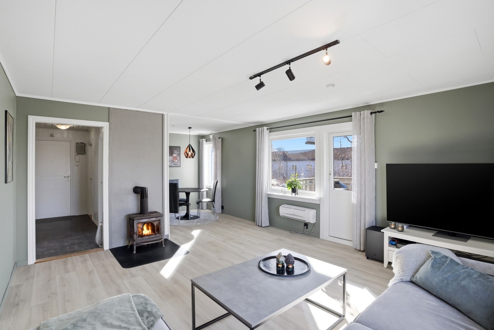 Stuen har fine innredningsmuligheter med plass til sofagruppe og spisestue. Galleribilde