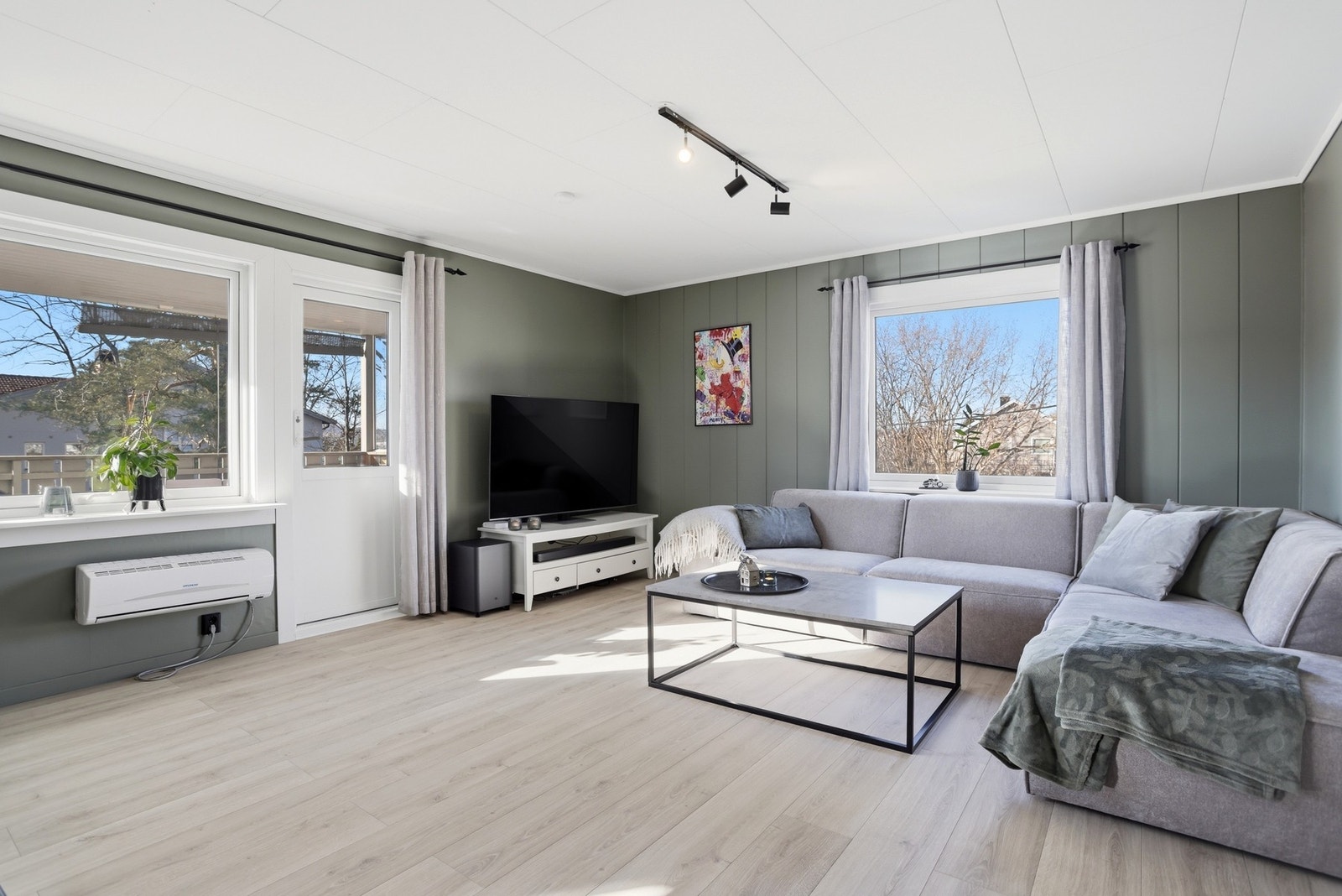 Innbydende og fin stue med utgang til veranda. Galleribilde