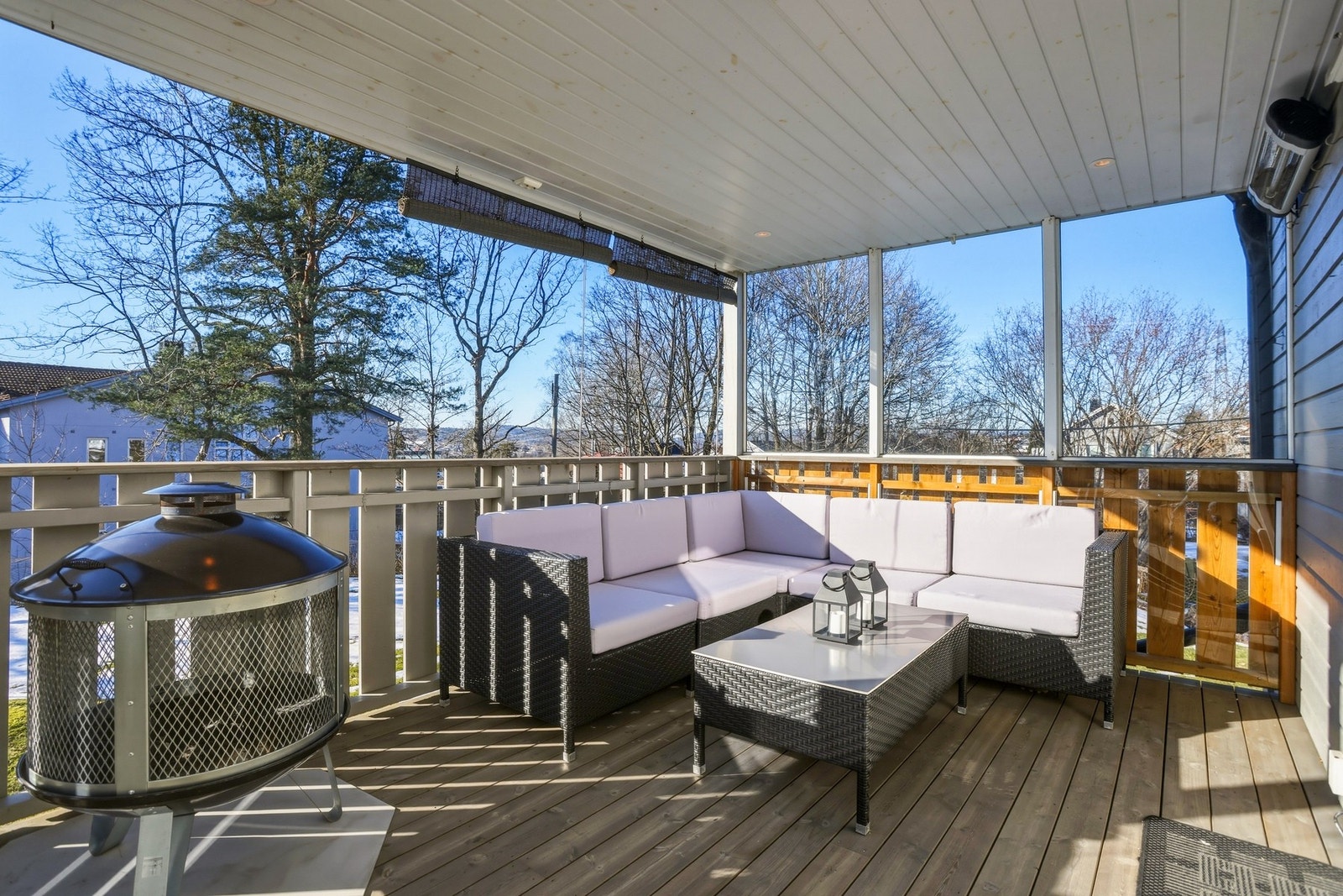 Overbygget veranda med trapp ned til terrasse og hage. Galleribilde