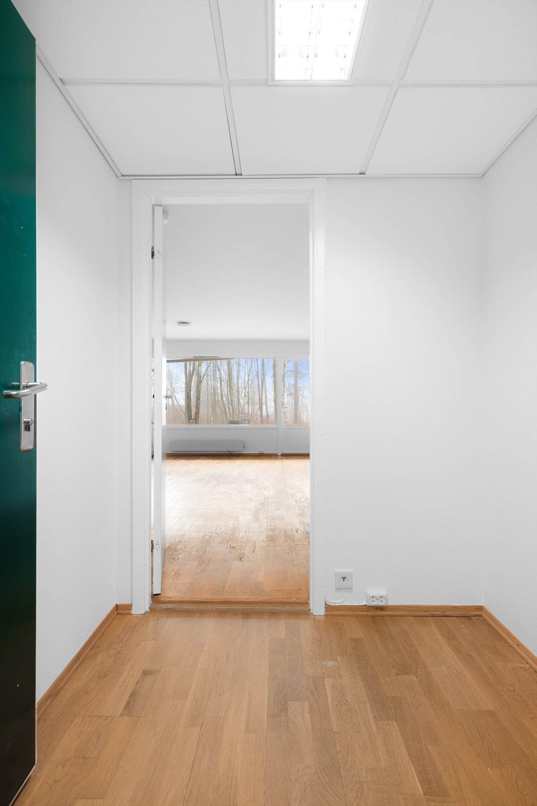 Fra entrè kommer du direkte inn i stue med himlingshøyde på 2,35 meter Galleribilde