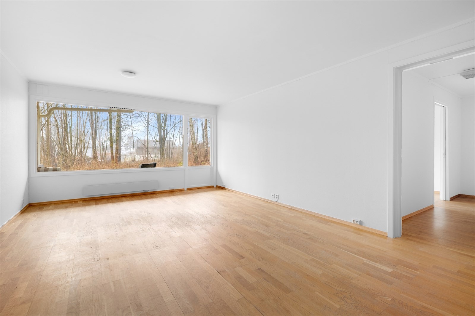 Leiligheten er idag tømt og klar for ny eier. Enkelte bilder er AI-redigert for å møblere rom. Galleribilde