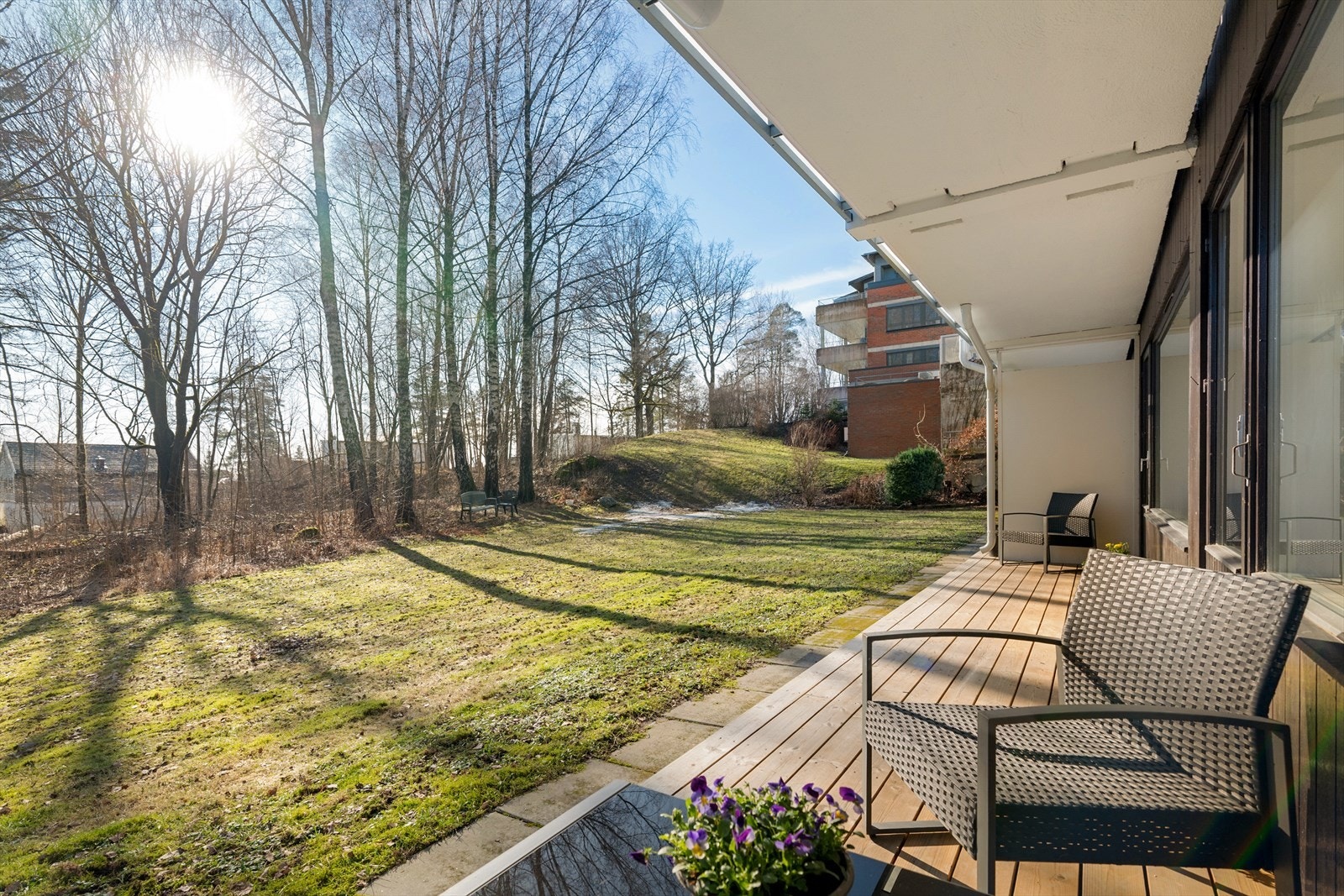 Skjermet og solrik beliggenhet med lite innsyn Galleribilde