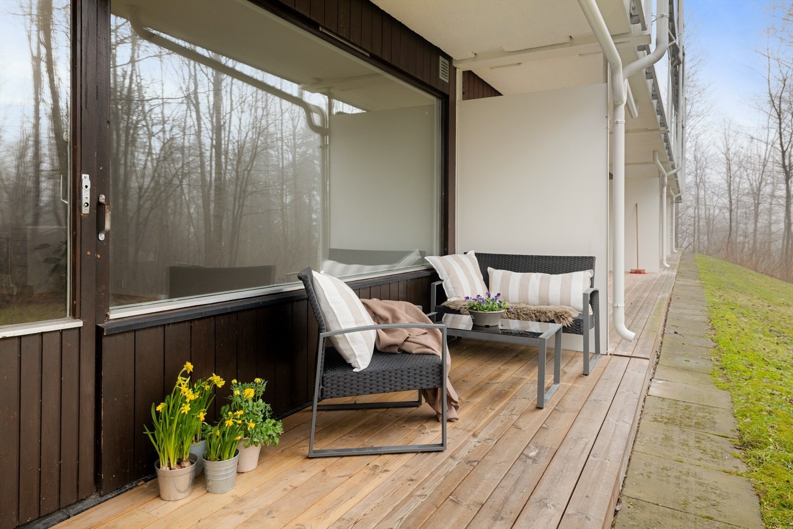 Terrassen er bygget med impregnerte tilfarere og terrassebord rett på terreng Galleribilde