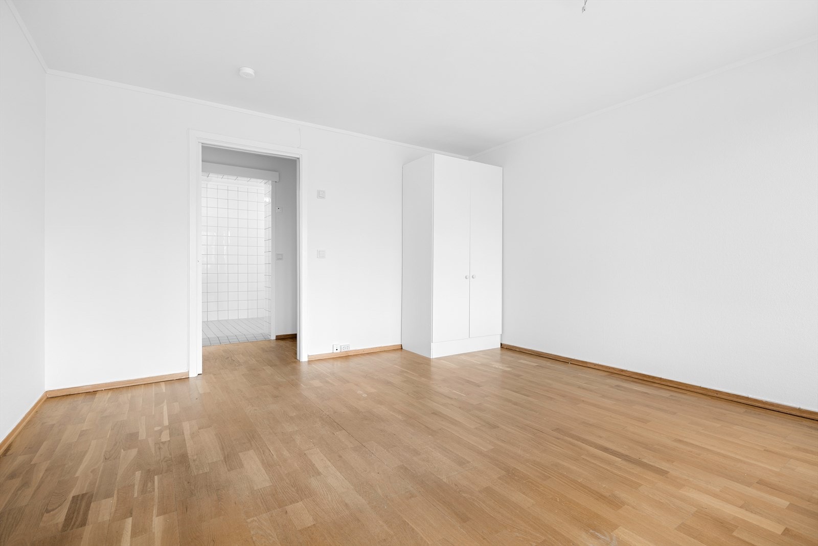 Her har du god plass til dobbeltseng og store skap til oppbevaring Galleribilde