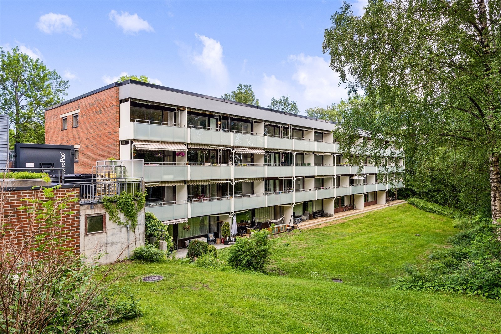 Velkommen til Carl Kjelsens vei 23D. En romslig 2-roms leilighet med skjermet beliggenhet - heis til etasjeplan, syd-sydvestvendt veranda, egen parkeringsplass, samt nærhet til T-bane på Holstein og Nordmarkas løypenett. Galleribilde