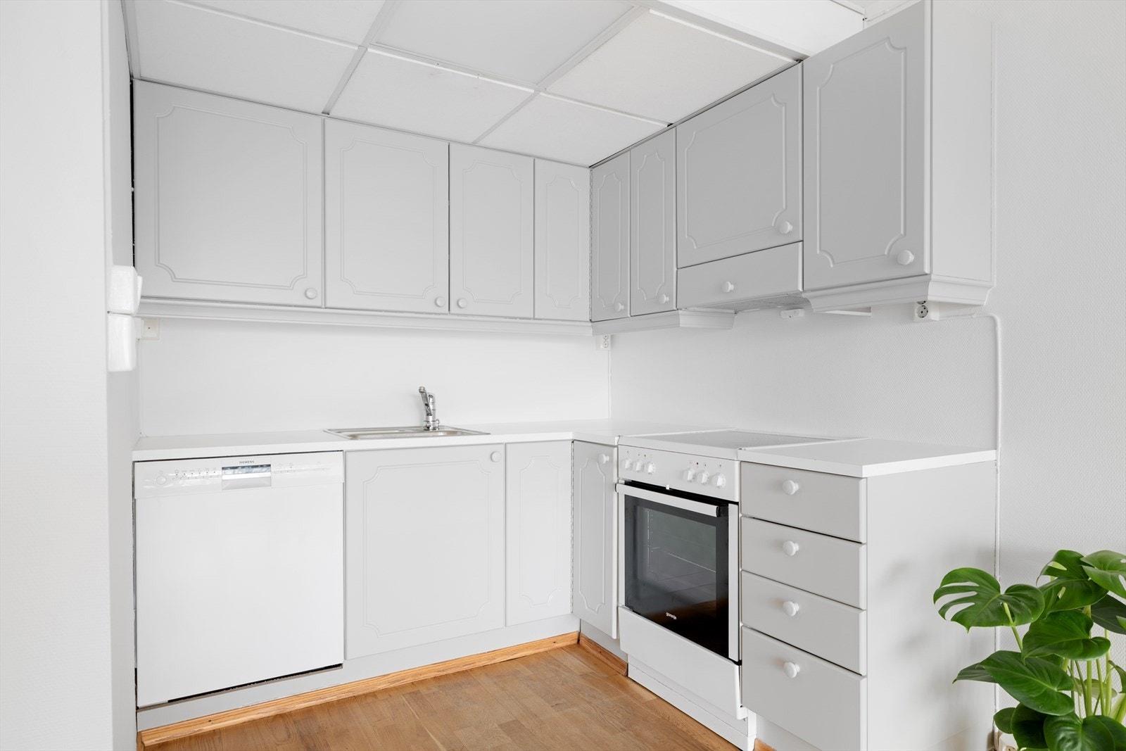 Over platetoppen er det installert en kjøkkenventilator med avtrekk koblet på byggets ventilasjonsanlegg Galleribilde