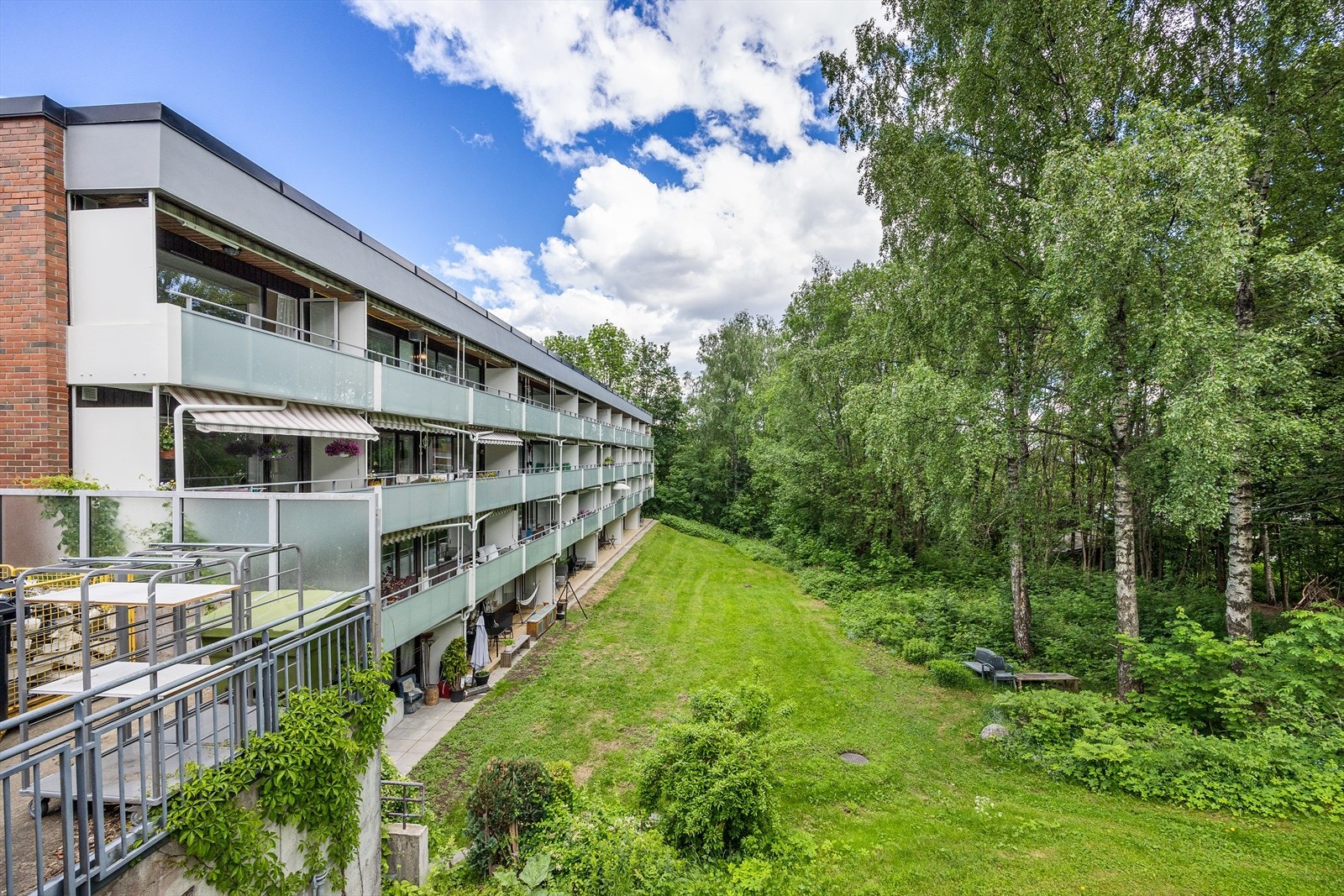 God skjermet beliggenhet med frodig utsyn mot hundremeterskogen. Galleribilde