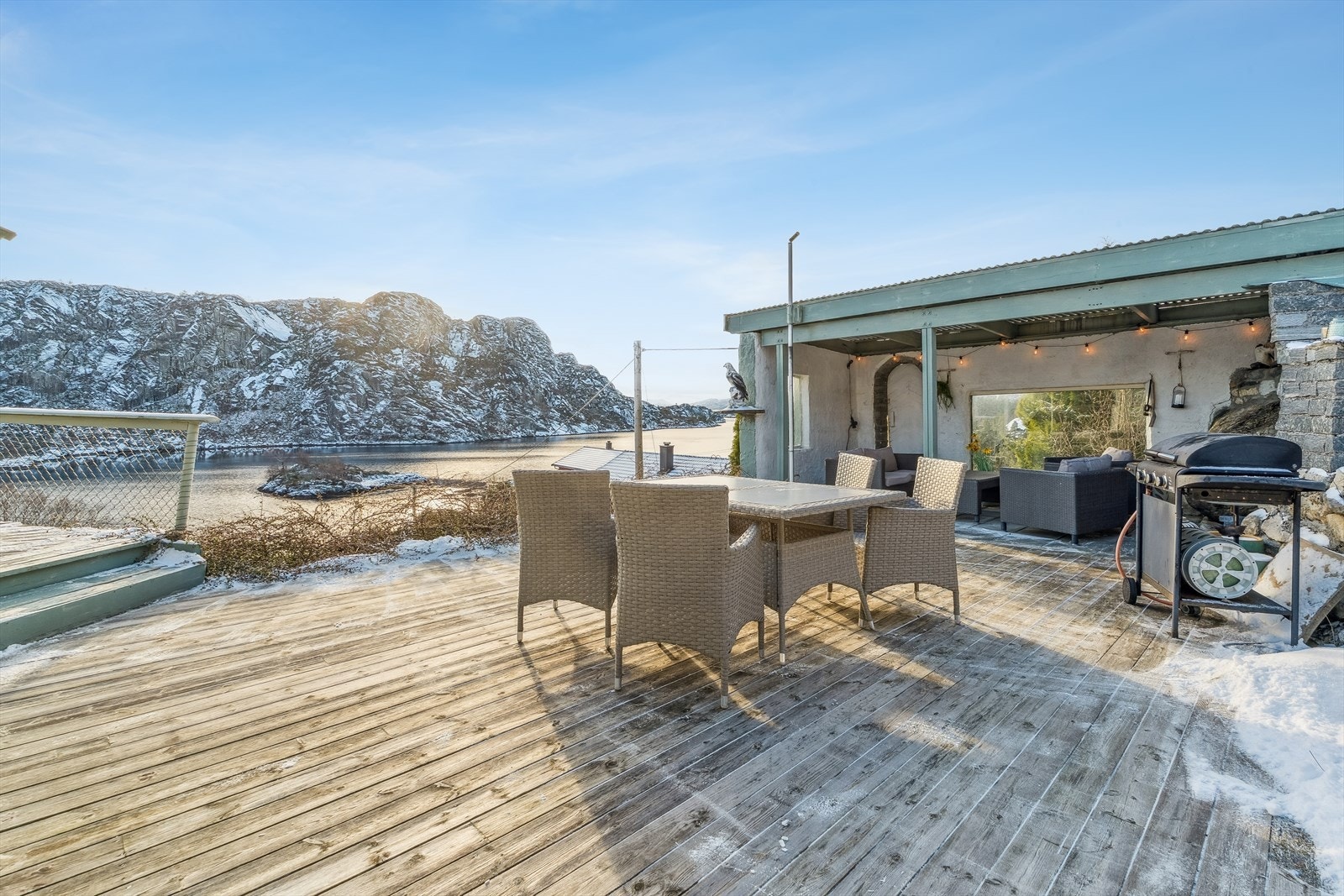 I tillegg kan ein beundre den vakre utsikta over nærområdet, havet og fjellheimen! Galleribilde