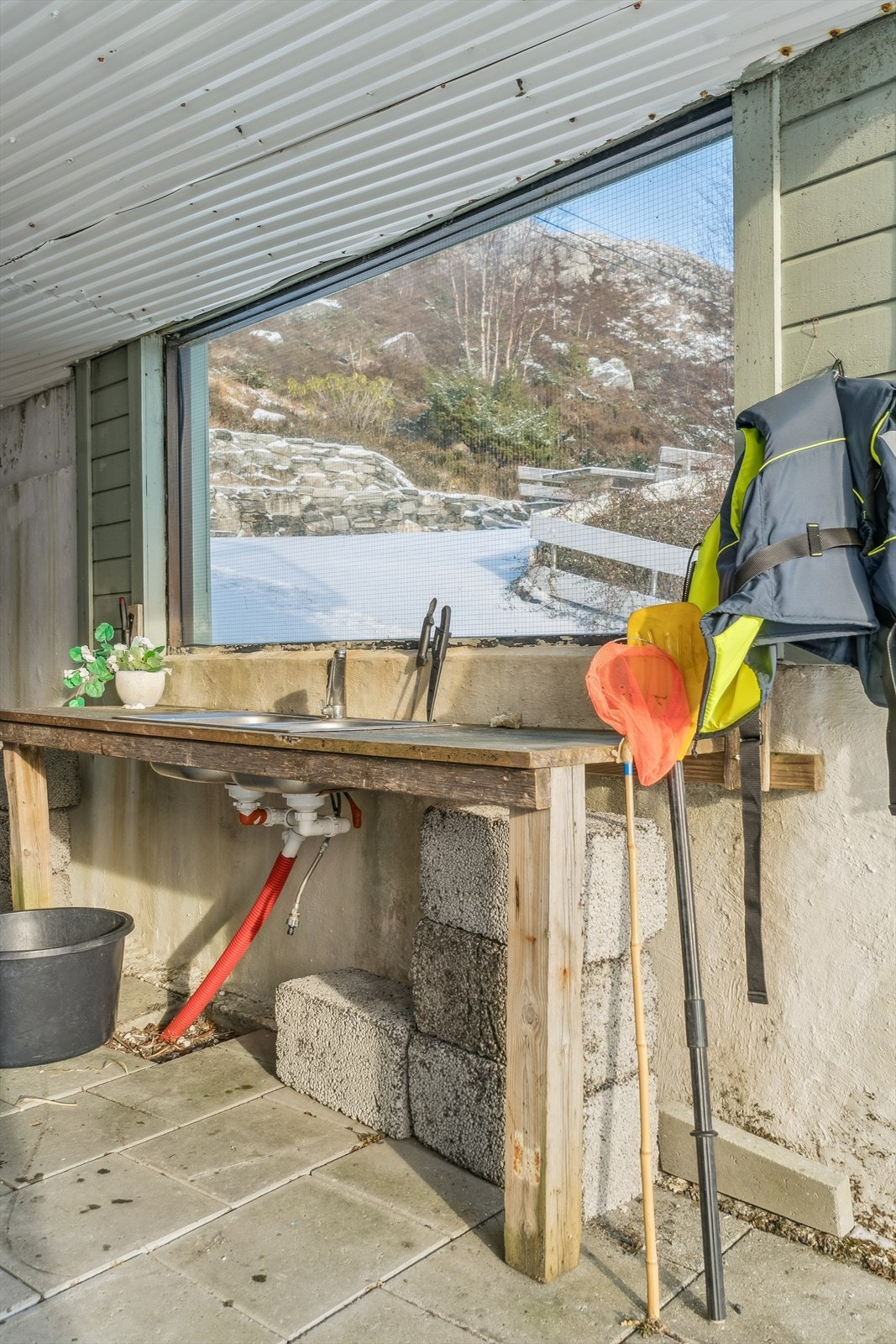 Eit utekjøkken skapt for fersk fangst og ekte sjøglede - her blir dagens fangst gjort klar, rett frå hav til bord! Galleribilde