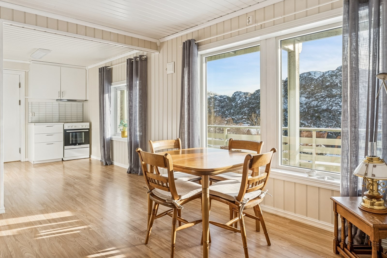 Ein hyggjeleg spiseplass med god plass til stort spisebord. Galleribilde