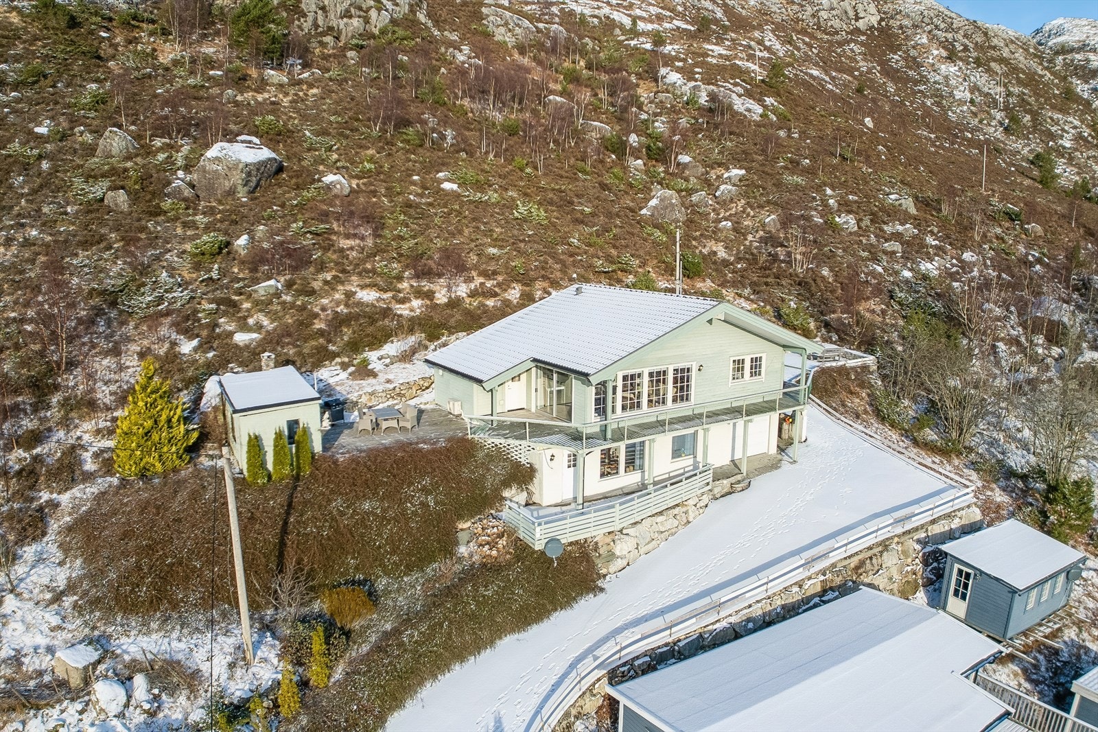 Eigedomen har ei ypperleg plassering for den som ynskjer nærheit til sjø, bading og båtliv, samtidig som ein kan trekke seg tilbake og nyte roen i vakkert fjordlandskap. Galleribilde