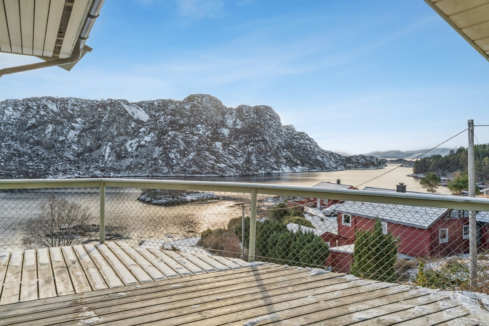 Med nettingrekkverk sikrar ein utsyn over den vakre utsikta frå heile terrassen. Galleribilde