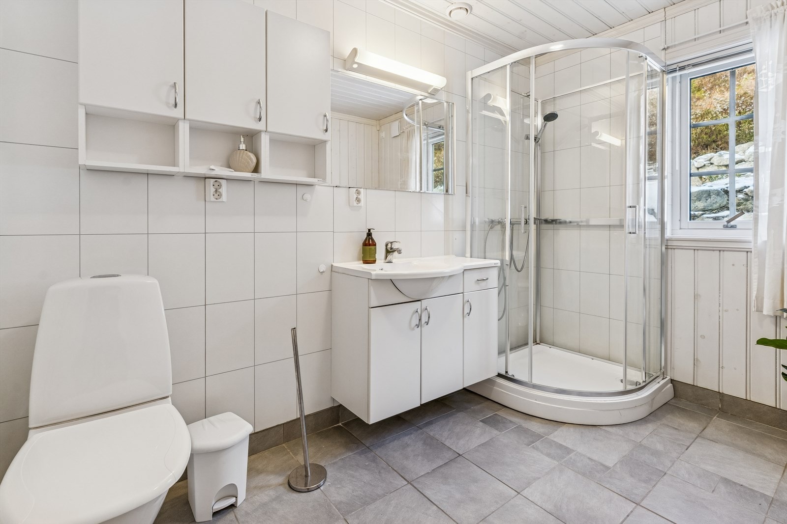 Badet har god lagringsplass i ei godt utbygd baderomsinnreiing. Galleribilde