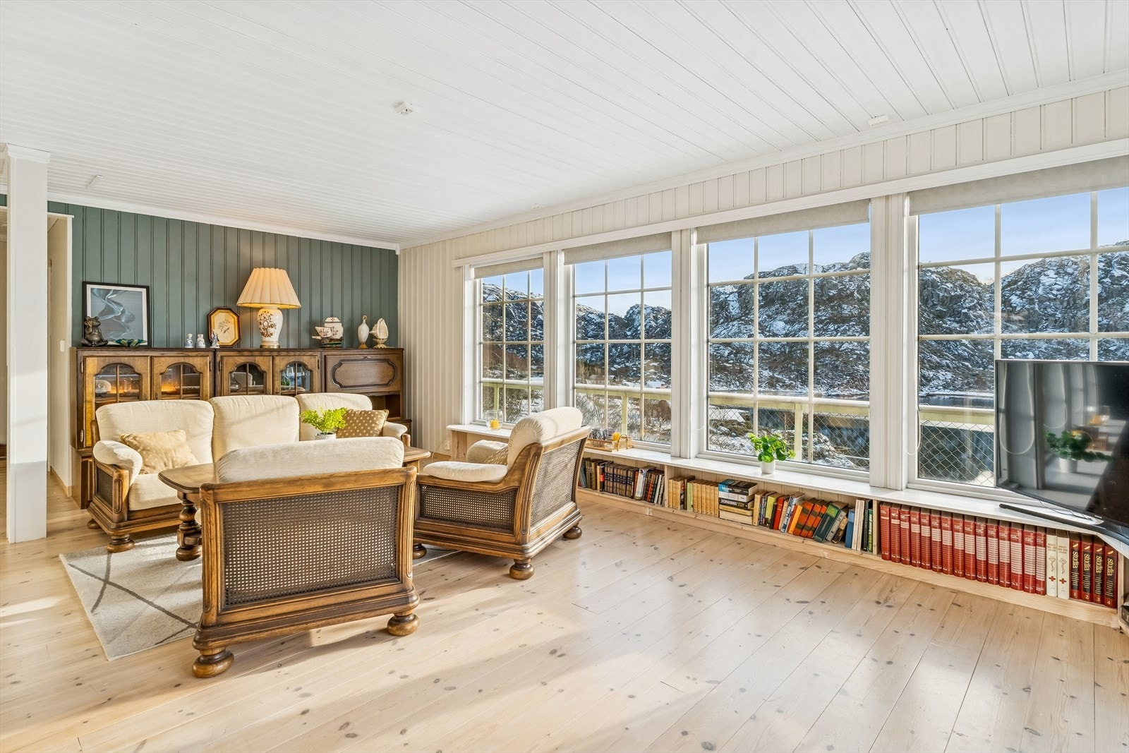 I stova er det god plass til stor sofagruppe, som rommar heile familien til filmkos og sosial familietid. Galleribilde