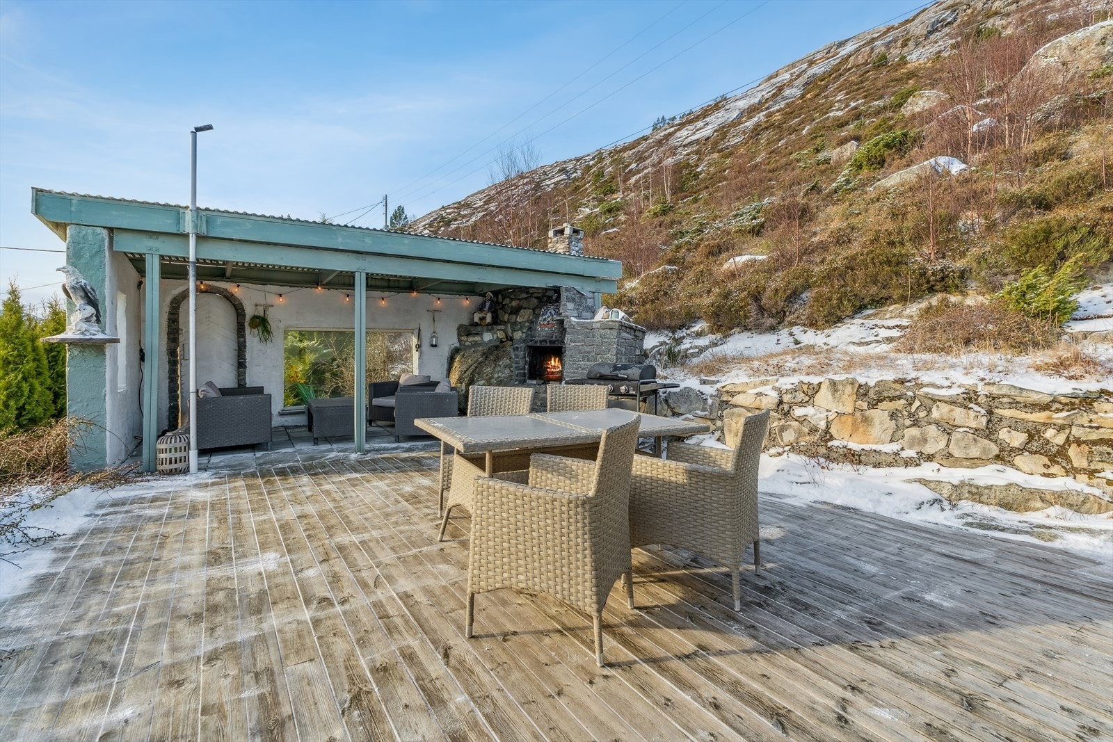 Terrassen blir som eit ekstra rom i bustaden på sommarstid - her ligg alt til rette for høg trivsel. Galleribilde