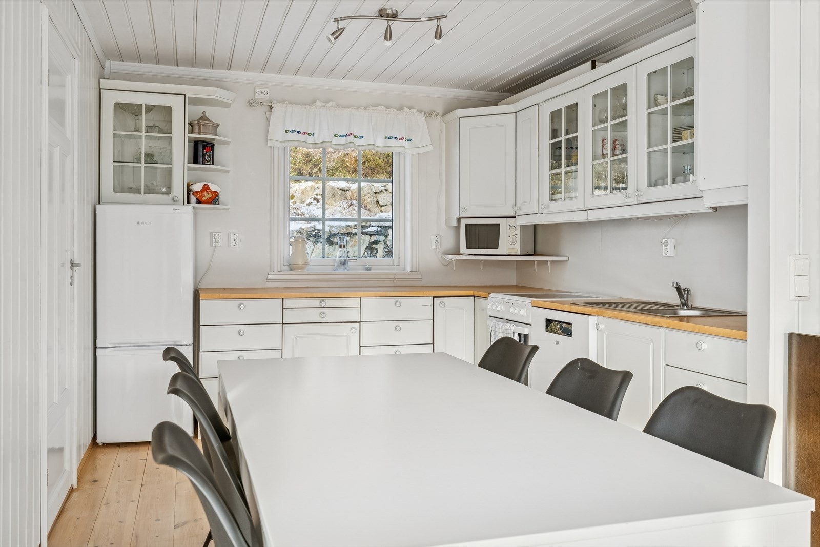 Spisebordet finn si naturlege plassering mellom stove og kjøkken - perfekt for smakfulle måltid med familien. Galleribilde