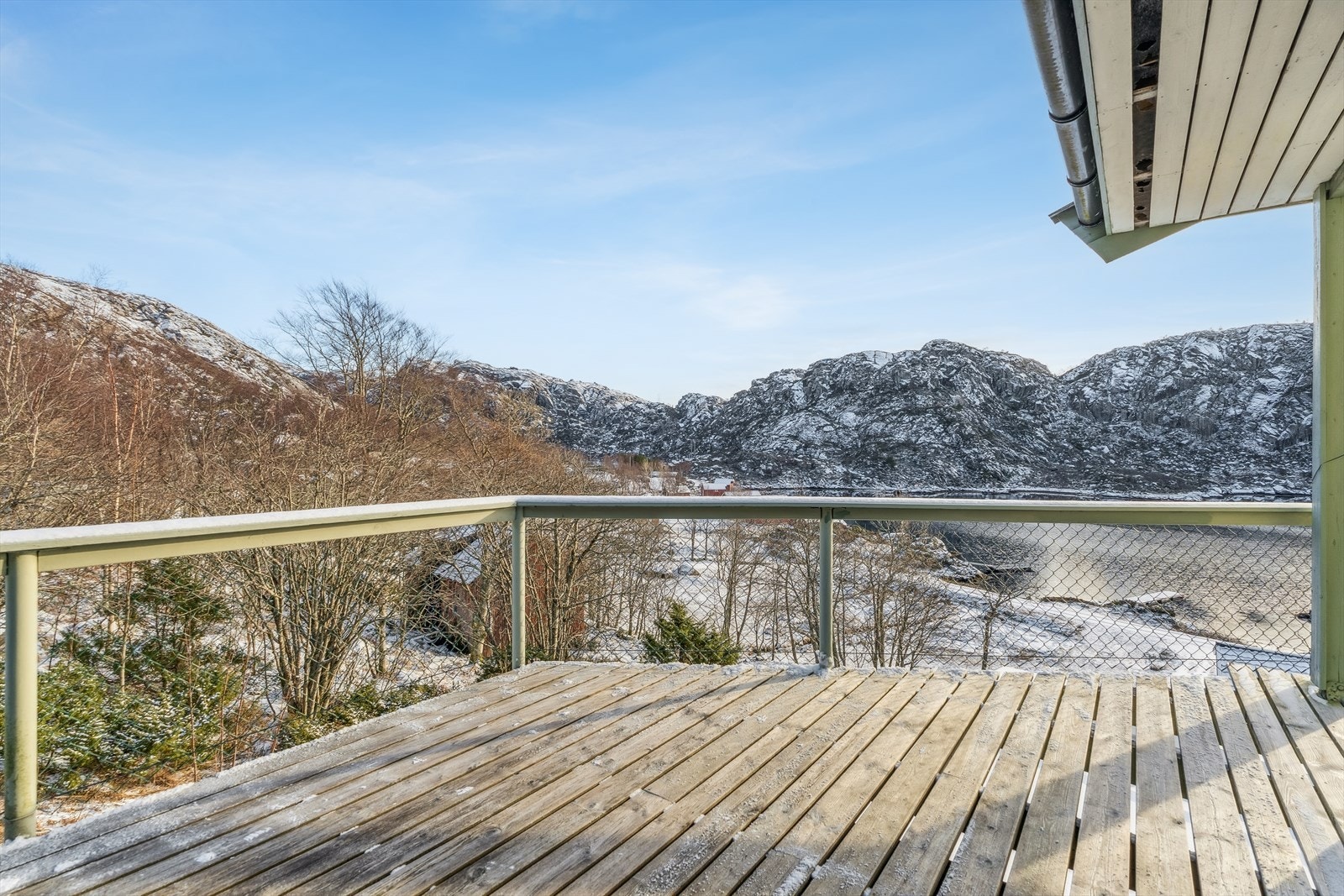 Her kan ein sitte lunt og usjenert, godt skjerma frå naboar. God plass til utandørs møblement - perfekt når ein treng ei roleg stund og kaffipause. Galleribilde