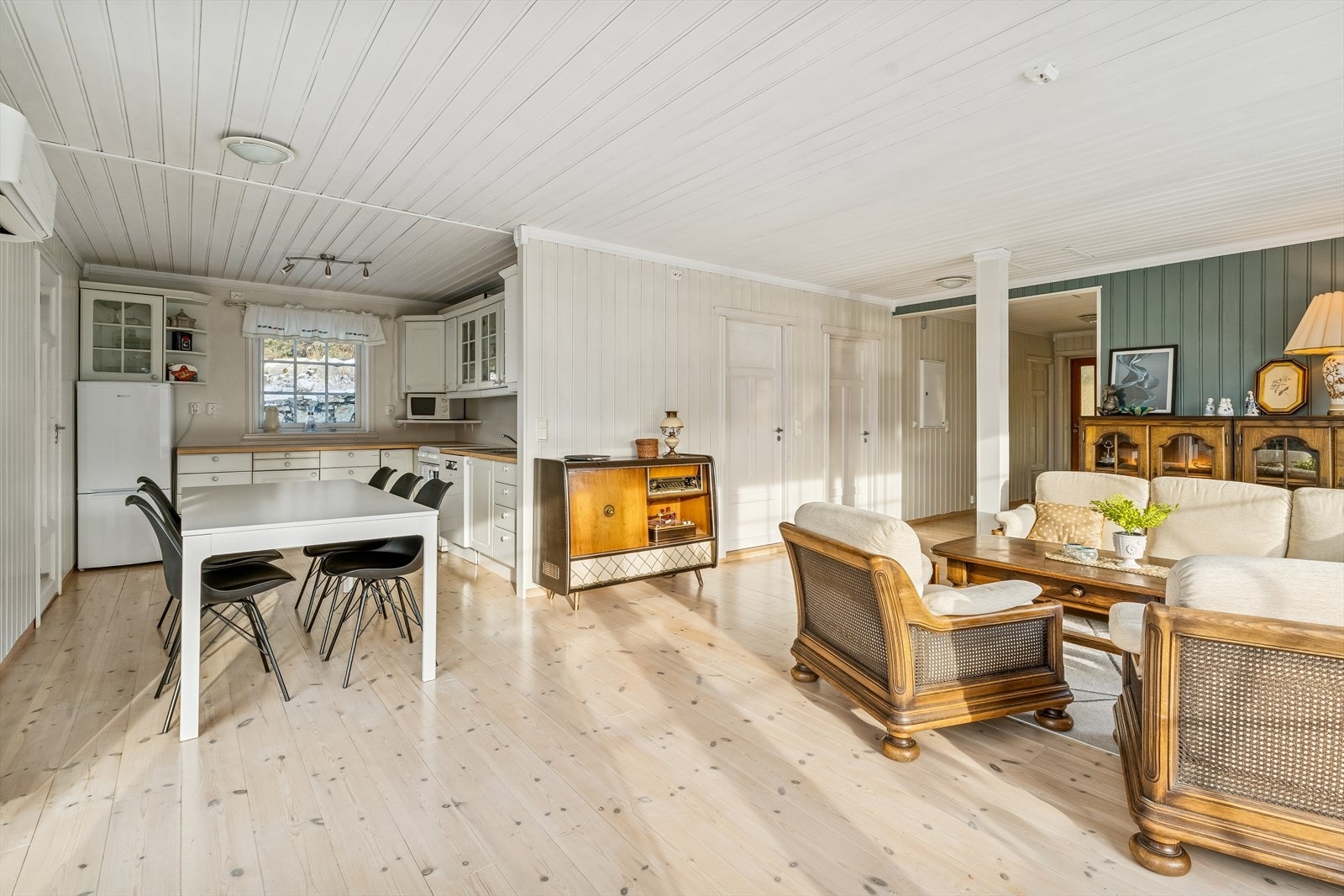 Bustaden har god og arealeffektiv planløysing som gjev ei opa og sosial atmosfære. Galleribilde