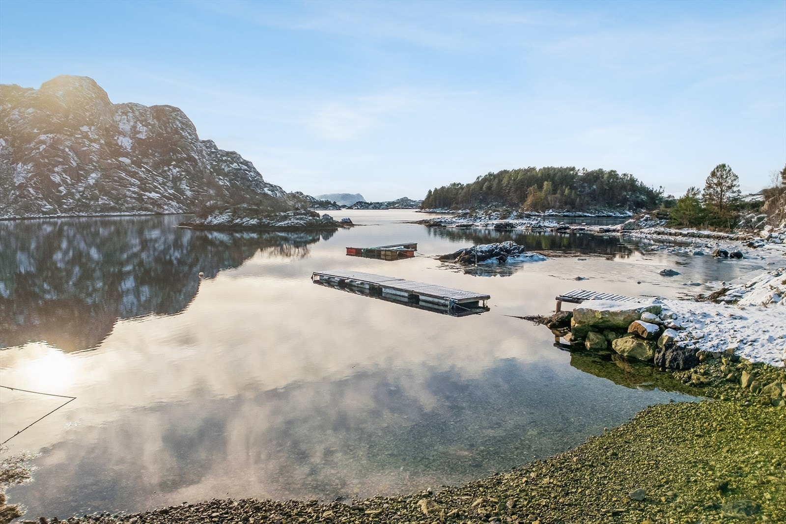 I tillegg eig ein 1/6 av sjøeigedom med brygge og båtplass, eit perfekt utgangpunkt for båtliv, fiske og padling. Galleribilde