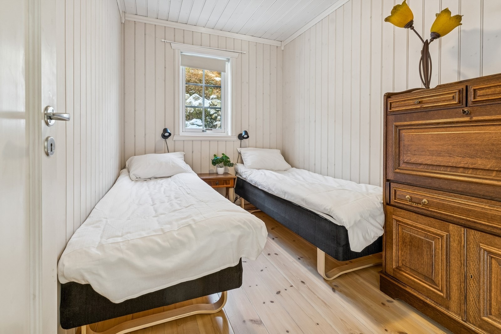 Hytta har til saman tre soverom i h.etg som begge vender ut mot roleg område. Galleribilde