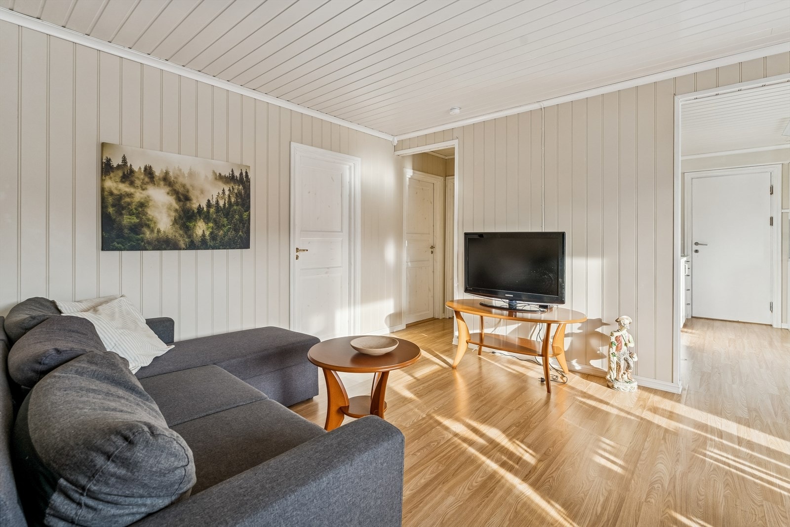Kjellaren er i dag nytta som eiga bueining og er innreiia med stove/kjøkken, to soverom og bad. Galleribilde