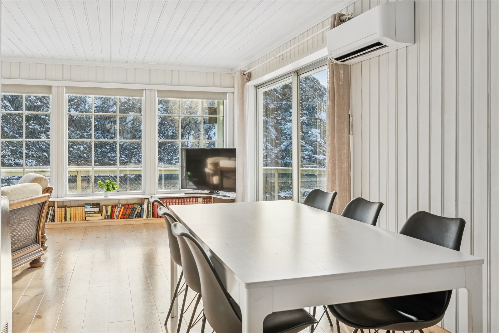 Varmepumpa sørger for jamn og behageleg temperatur året rundt. Galleribilde
