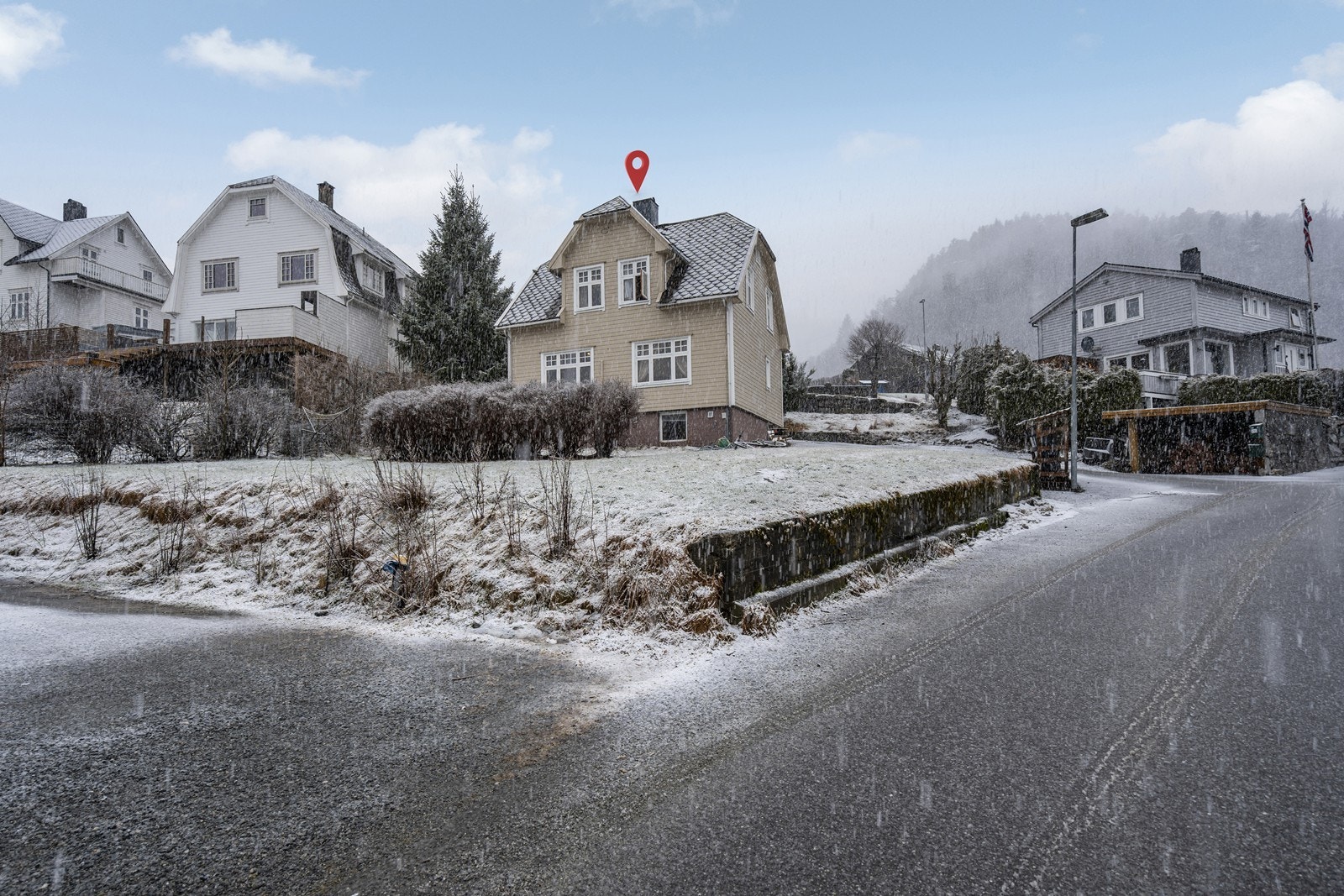 Boligen ligger meget flott til i høyden på Fløgstad. Galleribilde