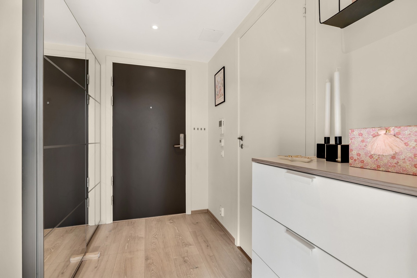 Innbydende entré med gode lagringsmuligheter Galleribilde