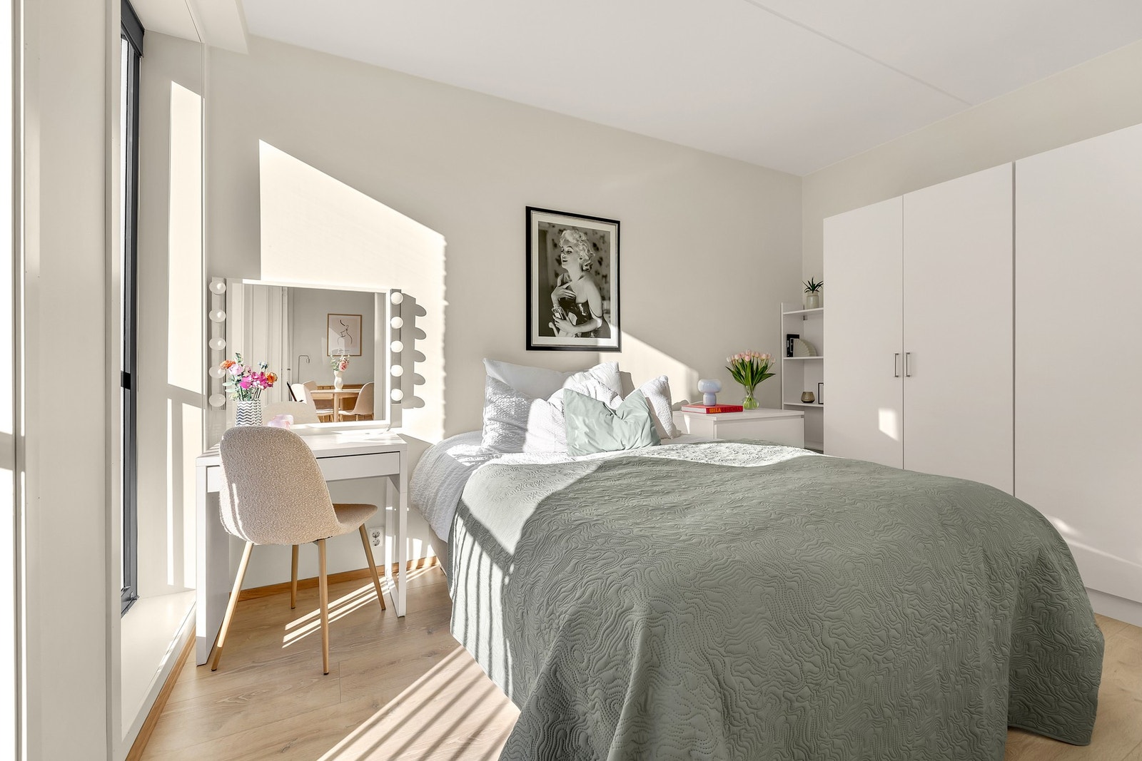 Soverommet er av god størrelse med plass til dobbeltseng Galleribilde