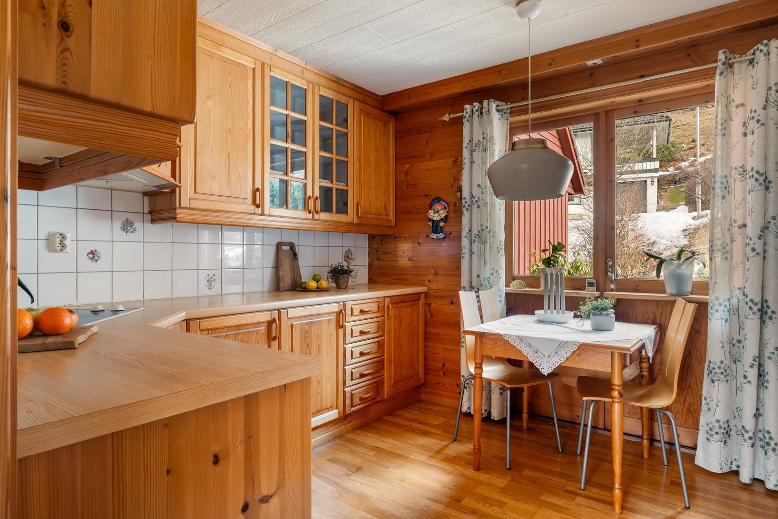 Kjøkkeninnredning av profilerte fronter og benkeplate av laminat. Galleribilde