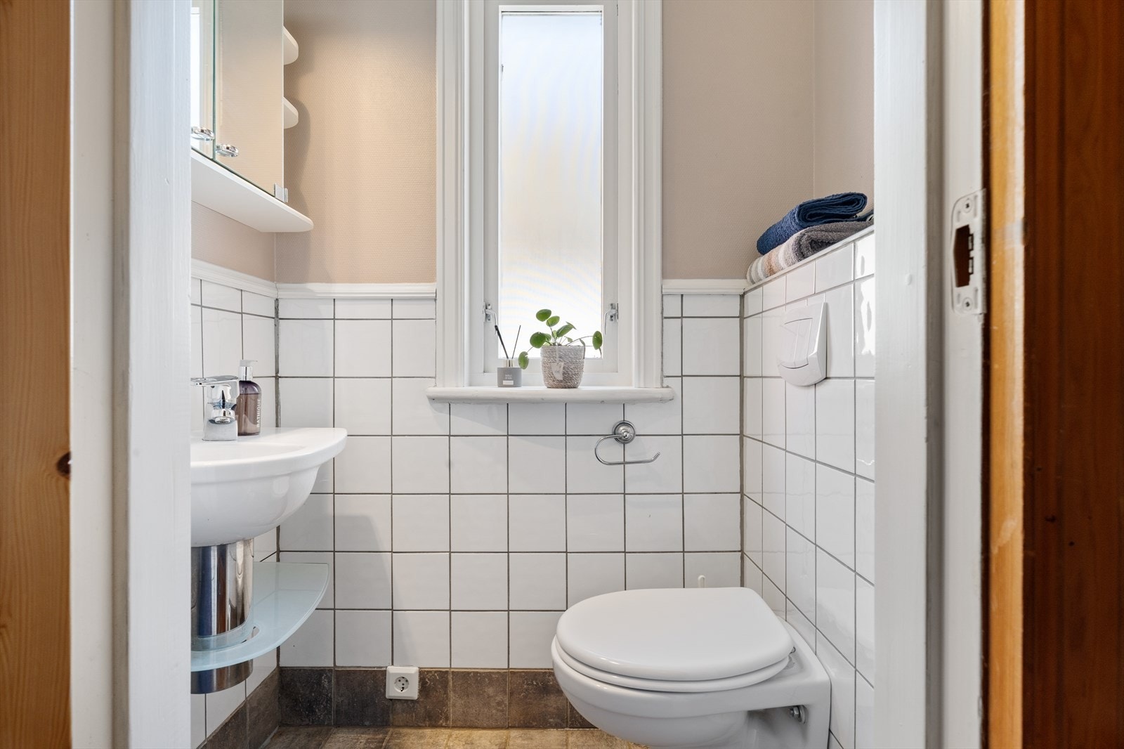 Toalettrom er innredet med vegghengt toalett og servant. Galleribilde