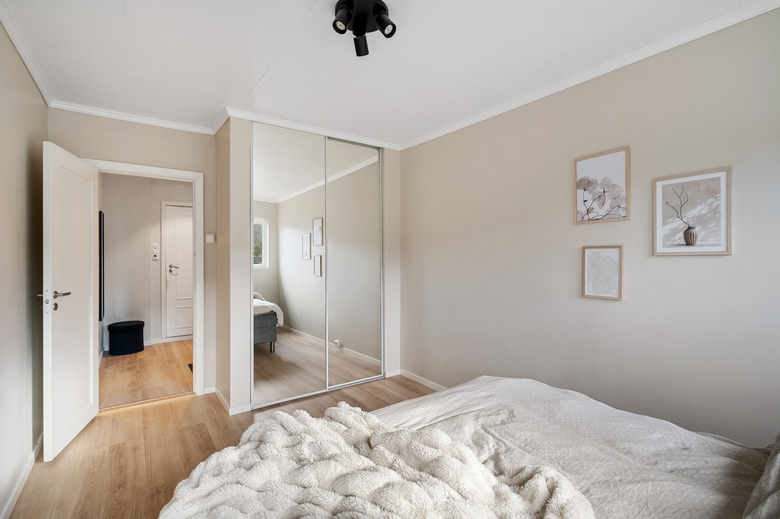 Plass til dobbeltseng og garderobeskap. Galleribilde