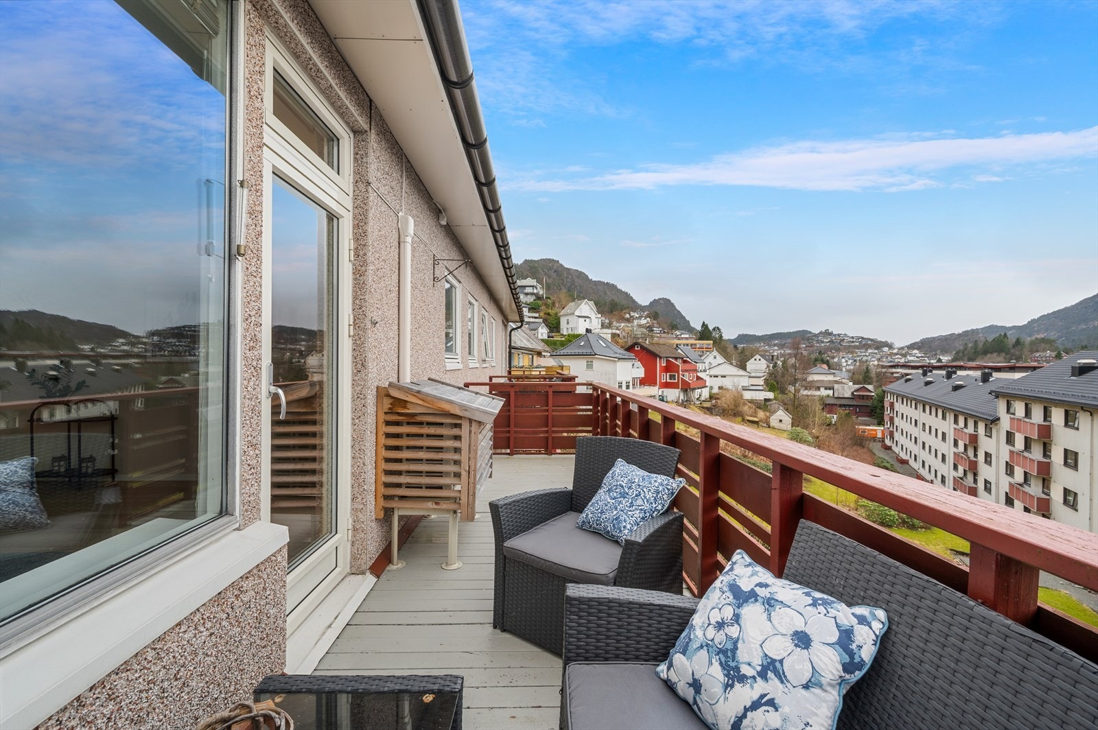Vestvendt balkong med gode solforhold. Galleribilde