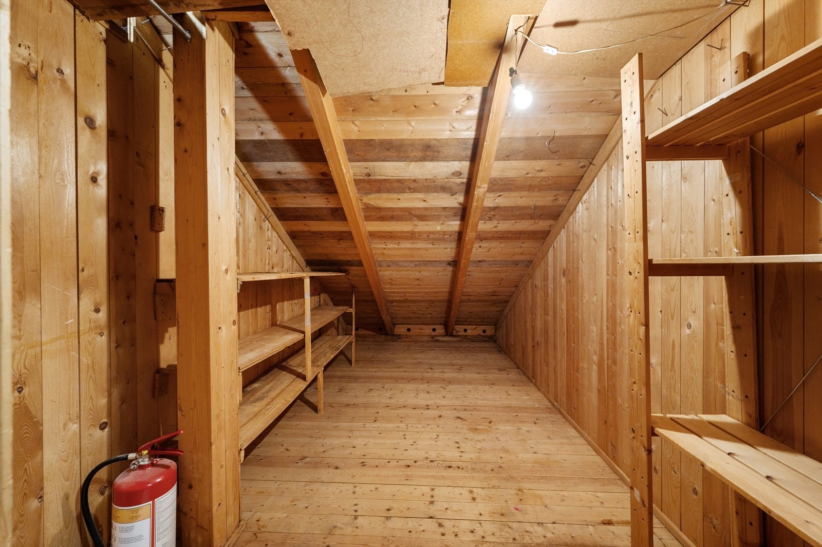 Bod på 6 kvm på loftet. Galleribilde