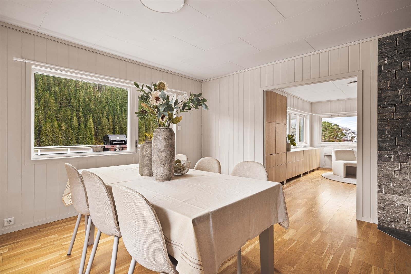 Videre fra stuen kommer man inn til spisestuen som er på 14,7m². Galleribilde