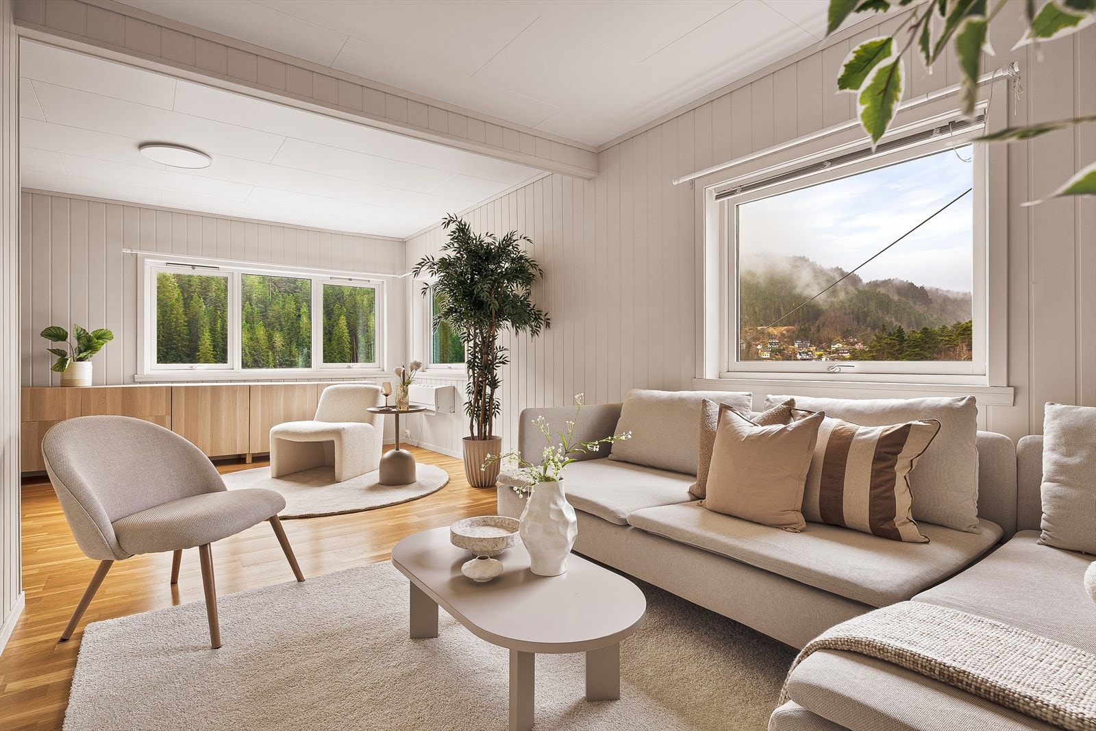 Stuen er romslig og har god plass til å innrede i flere soner. Galleribilde