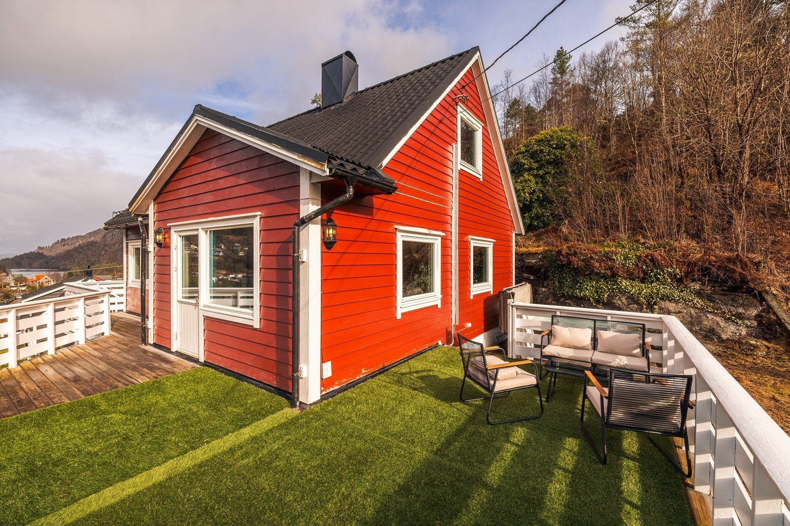 Eiendommen byr på gode solforhold med sol fra ca 09:00-21:00 på sommerstid. Galleribilde