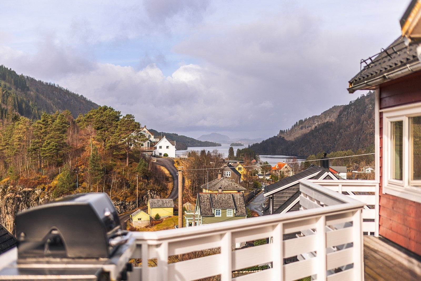 Eiendommen har en attraktiv beliggenhet på Lonevåg , i et familievennlig boligområde. Galleribilde