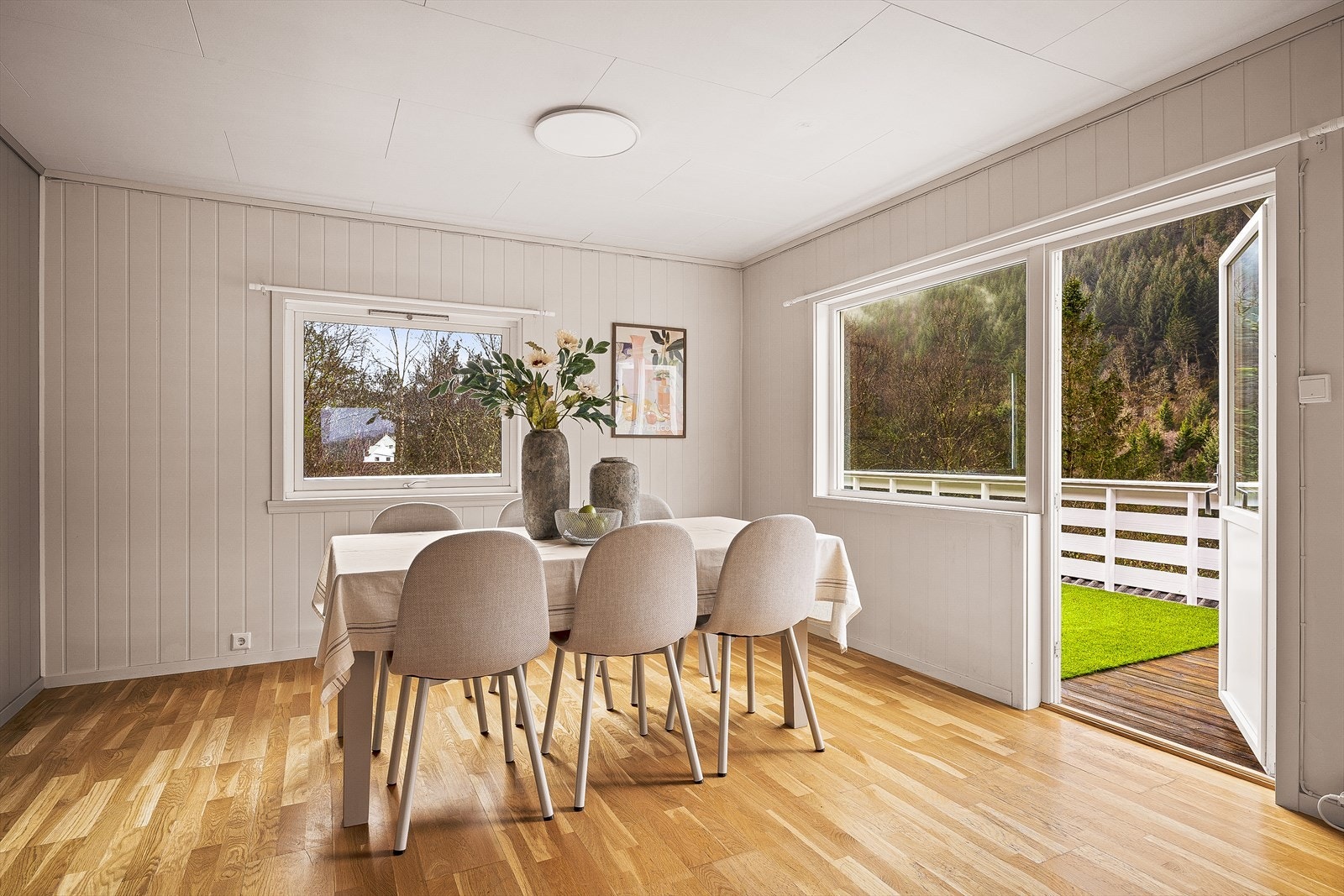 I spisestuen er det lyst og innbydende med store vindusflater og terrassedør som gir godt med lysinnslipp. Galleribilde
