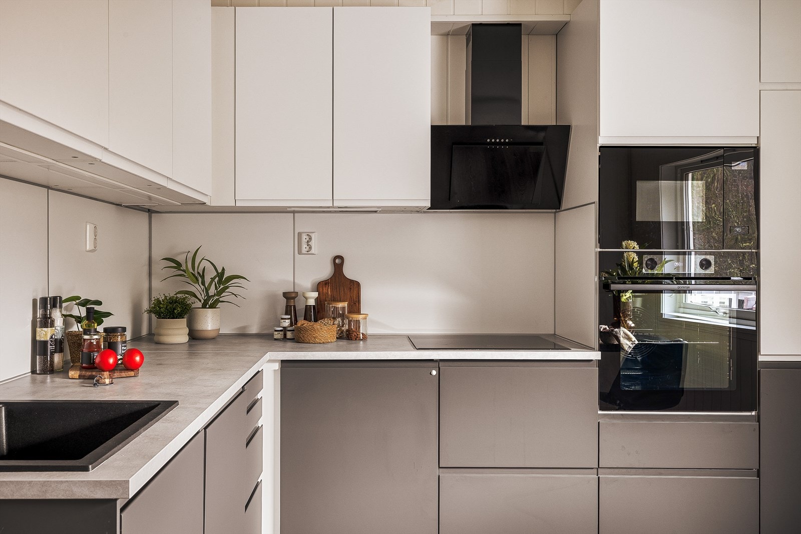 Kjøkkenet er innredet med hvitevarer fra IKEA, AEG og Gorenje. Galleribilde