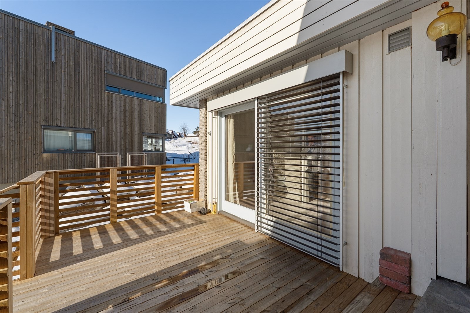 Flott og solrik terrasse med plass til utemøbler Galleribilde