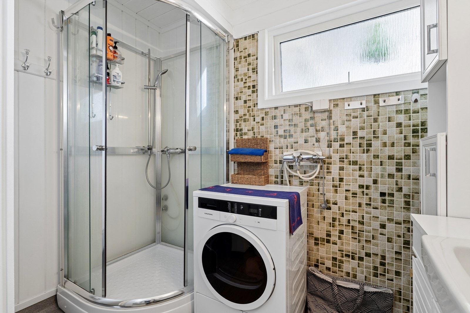 Badet har vinylbelegg på gulv og elektriske varmekabler i den eldre delen av rommet Galleribilde