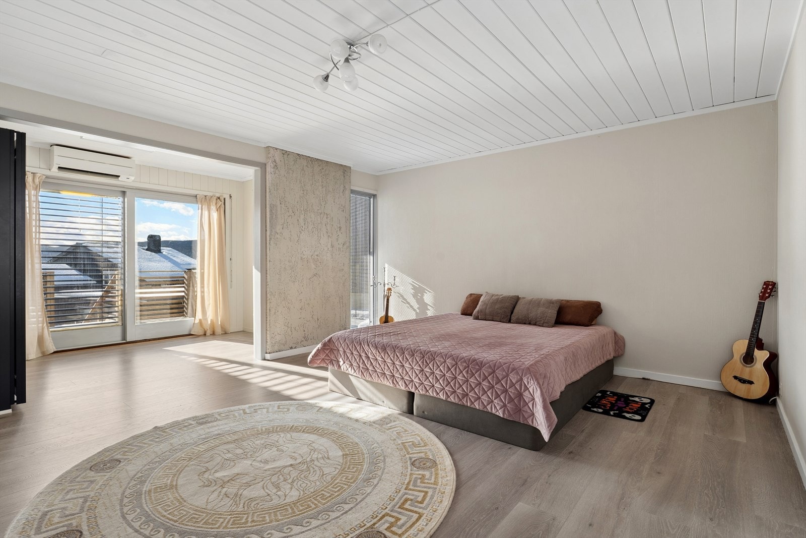 Soverommet har lyse og delikate farger Galleribilde