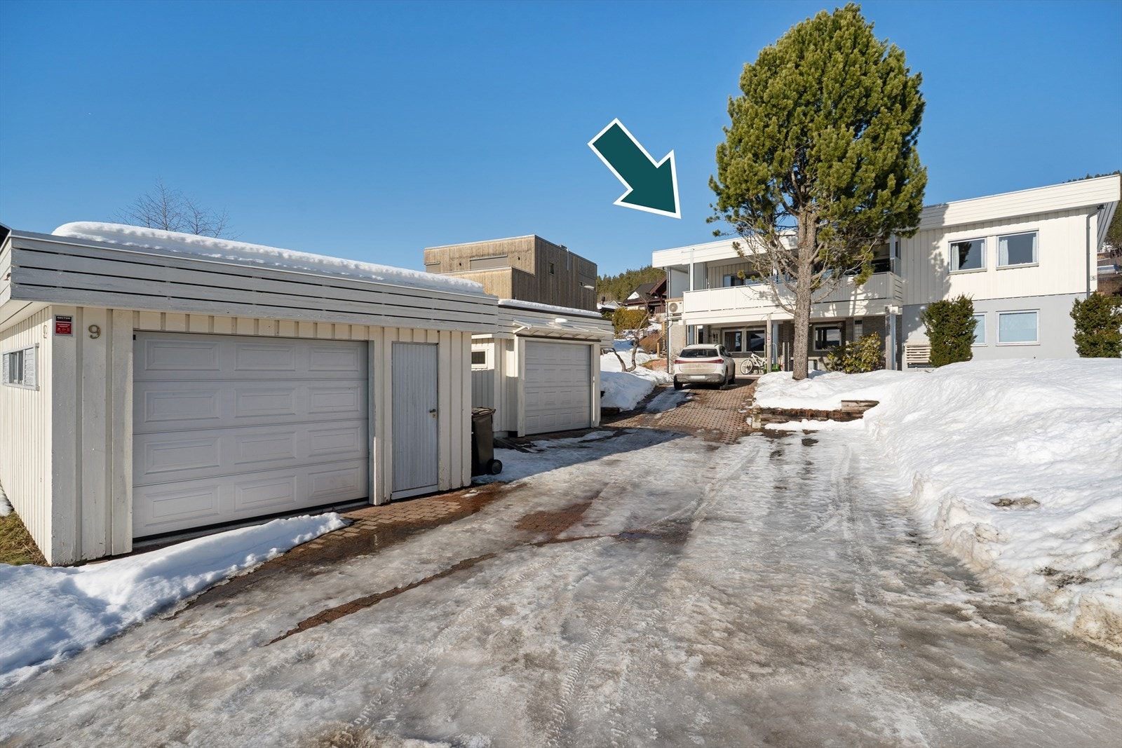 Eiendommen har en attraktiv og solrik beliggenhet i Sulusåsen, et etablert, rolig og populært boligområde med lang solgang Galleribilde