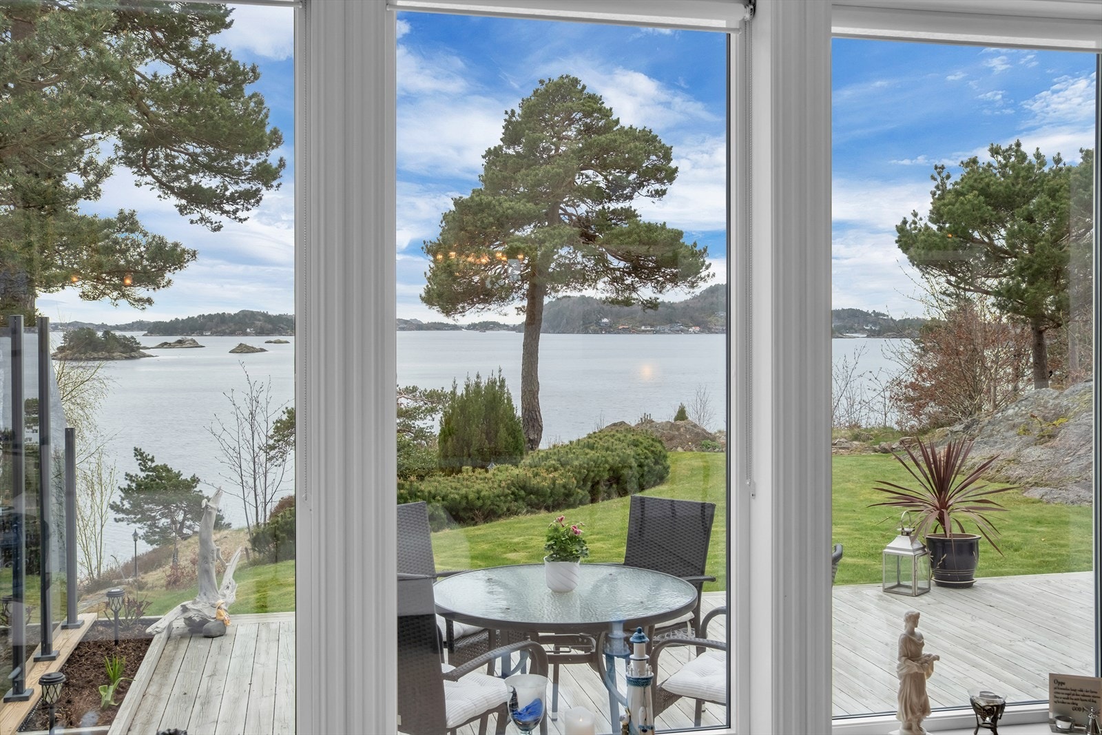 Utsikt fra stue med direkte utgang til solrik terrasse Galleribilde