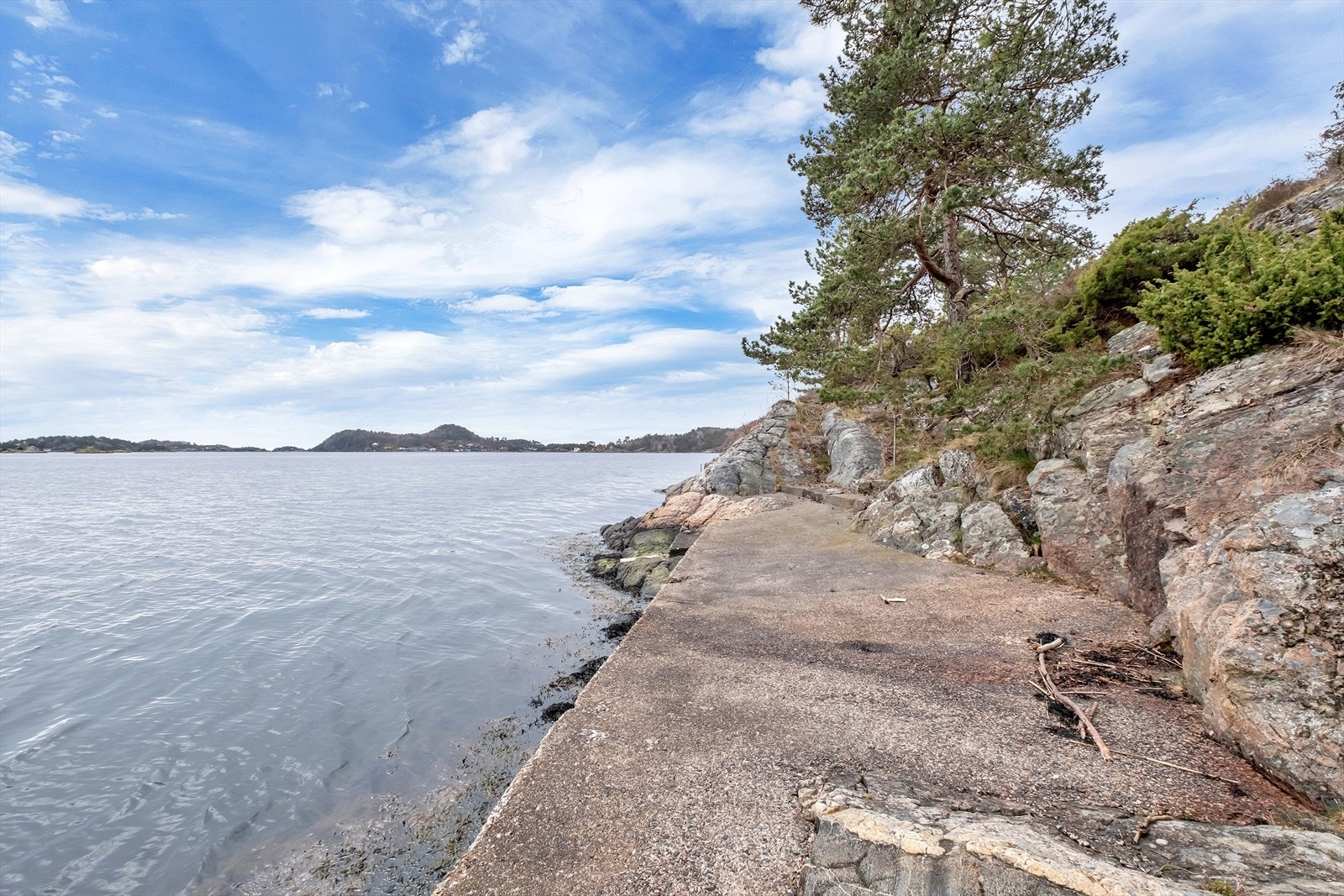 Det er trappeadkomst ned til bryggene Galleribilde