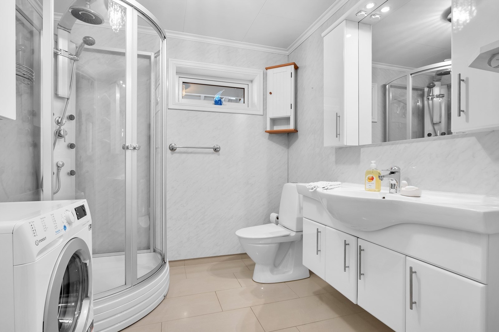 Bad med opplegg for vaskemaskin. Godt med skapinnredning Galleribilde